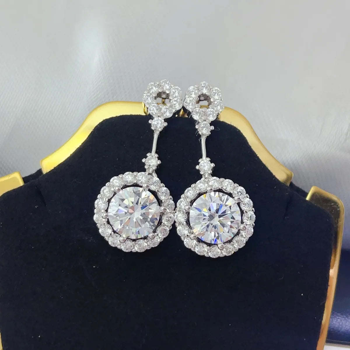 4 carat crystal drop dangle earringsa98a05ba-d371-4dcb-ba5f-7a80a769ba04-Max-Origin